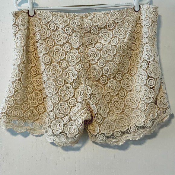 Cream Lace scalloped shorts - Picture 3 of 3